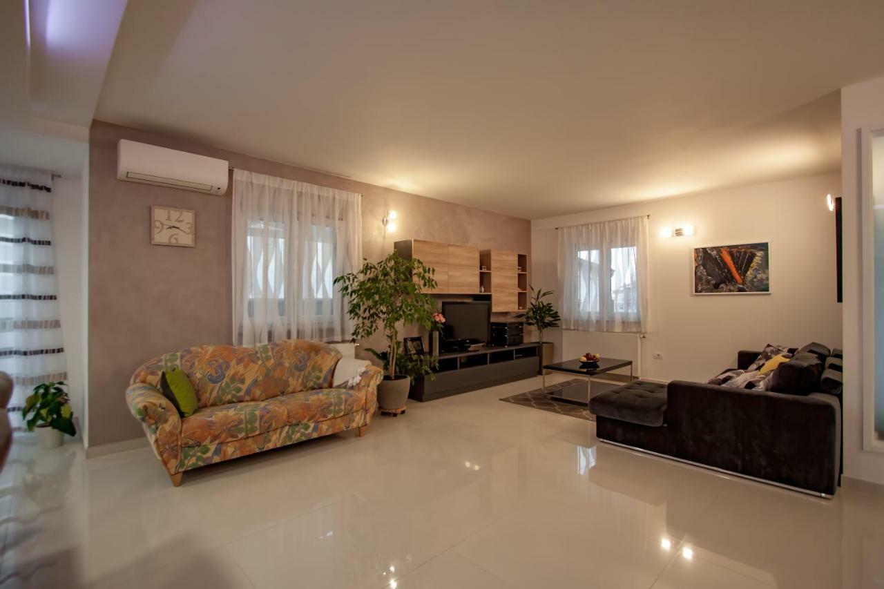 Apartman Nebo Pula Exterior foto